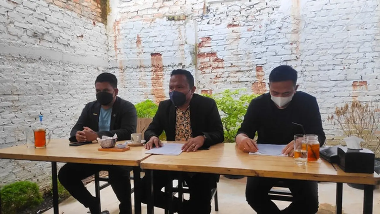 Kuasa hukum pelapor Bupati Rokan Hilir menggelar konferensi pers terkait permintaan perlindungan LPSK.