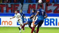 Aksi impresif Ezra Walian ketika mencetak gol cantik ke gawang PSM Makassar di BRI Liga 1 2024/2025. Sayangnya, gol Ezra gagal membawa Persik Kediri meraih kemenangan, setelah bermain imbang 1-1 kontra PSM. (Bola.com/Gatot Sumitro)