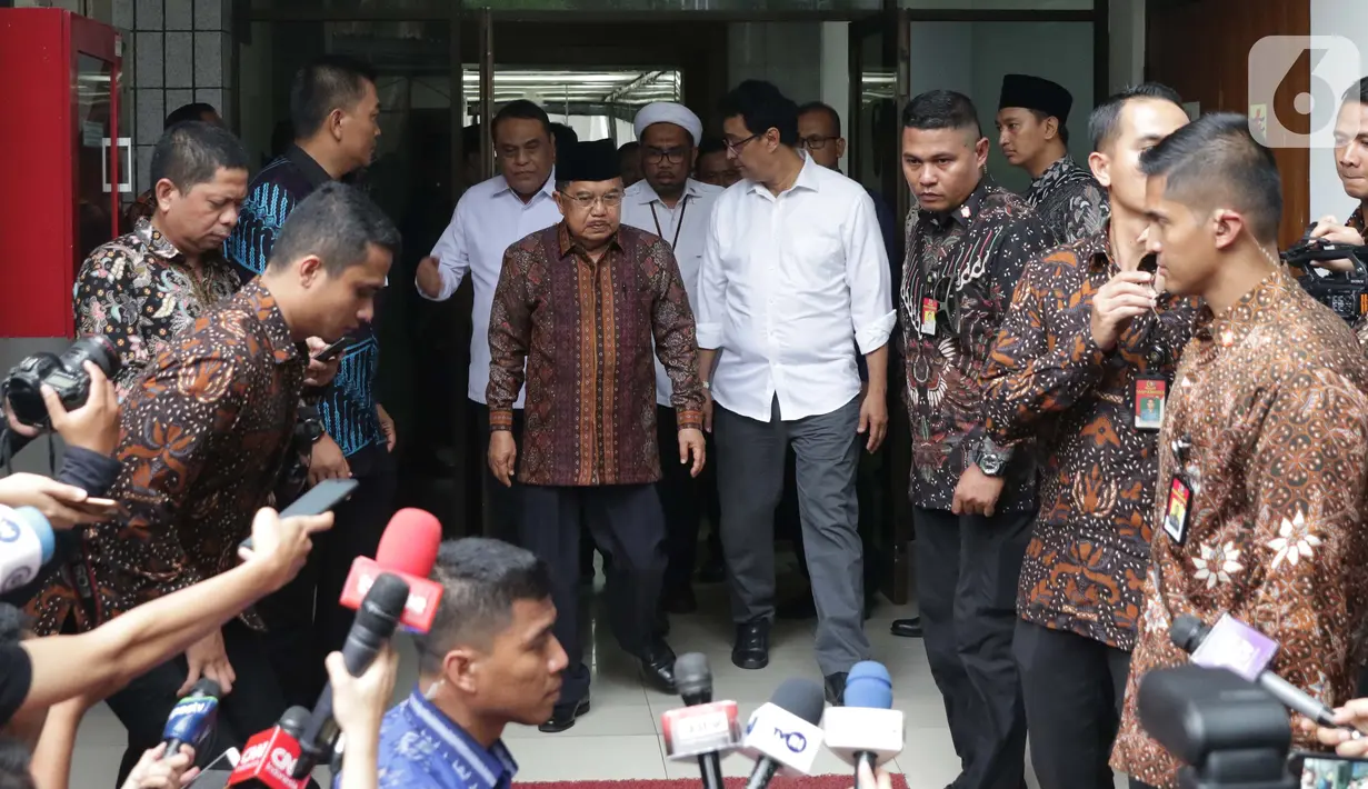 Wakil Presiden RI, Jusuf Kalla (tengah) bersiap memberi keterangan usai melihat kondisi terakhir Menko Polhukam Wiranto yang dirawat di RSPAD, Jakarta, Kamis (10/10/2019). Jusuf Kalla datang melihat kondisi Wiranto yang dirawat pasca peristiwa penusukan di Banten. (Liputan6.com/Helmi Fithriansyah)