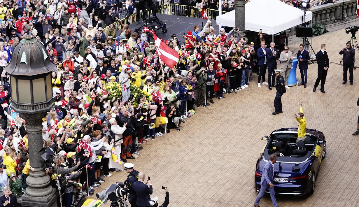 Pembalap tim Jumbo-Visma, Jonas Vingegaard menyapa para penggemar dari mobil di Kopenhagen, Denmark pada 27 Juli 2022, beberapa hari setelah menjuarai balapan sepeda Tour de France 2022 di Paris. (AFP/Ritzau Scanpix/Mads Claus Rasmussen)