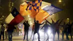 Sejumlah suporter Chili mengibarkan bendera nasional Chili merayakan kemenangan Chili atas Peru di Semifinal Copa Amerika 2015 di kota Santiago, (29/6/2015). Chile melaju ke final usai mengalahkan Peru 2-1. (REUTERS/Ueslei Marcelino)