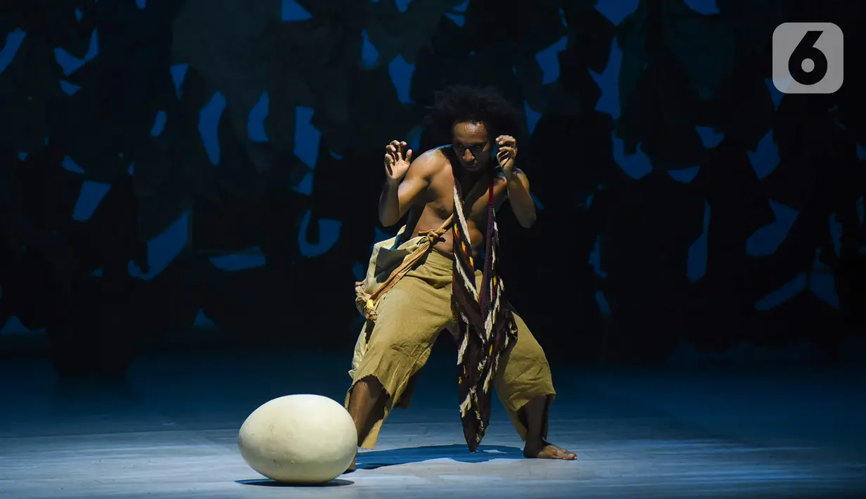 Pemain mempertunjukkan teater yang menggabungkan film, dance, dan lagu berjudul Planet Sebuah Lament di Teater Jakarta, TIM, Jakarta, Kamis (16/1/2020). Teater yang didukung Bakti Budaya Djarum Foundation akan ditampilkan hingga 18 Januari 2020. (Liputan6.com/Fery Pradolo)