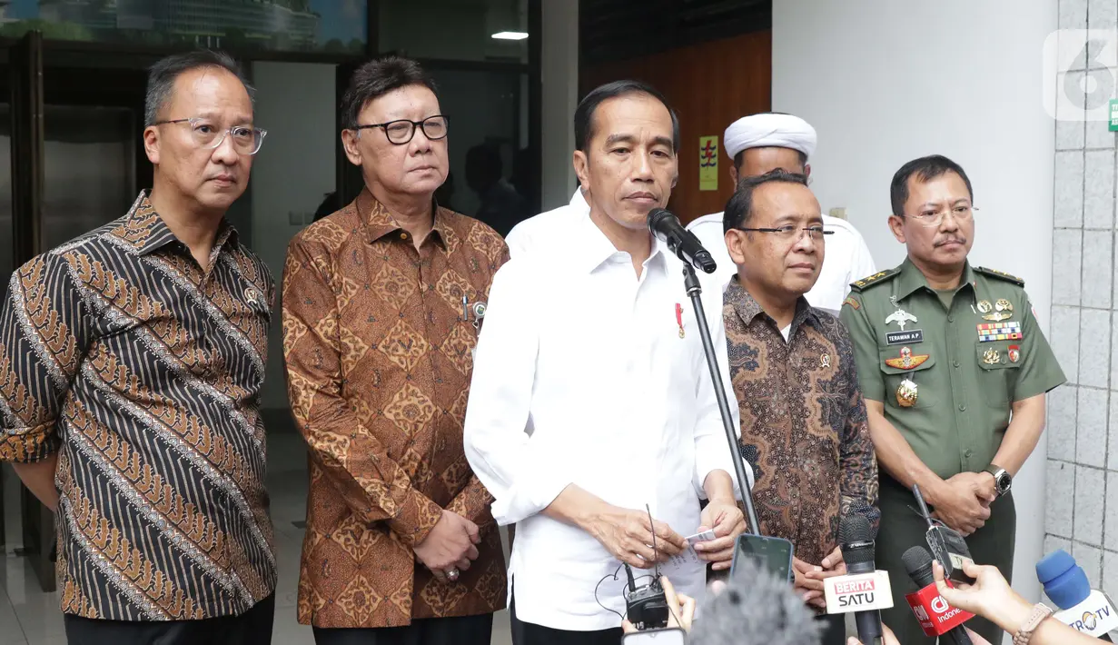 Presiden RI, Joko Widodo (baju putih) saat memberi keterangan usai melihat kondisi terakhir Menko Polhukam Wiranto yang dirawat di RSPAD, Jakarta, Kamis (10/10/2019). Presiden Joko Widodo mengatakan kondisi Wiranto mulai membaik pasca peristiwa penusukan di Banten. (Liputan6.com/Helmi Fithriansyah)