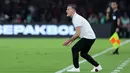 Pelatih kepala Timnas Indonesia, John Herdman memberikan instruksi ke pemainnya dalam laga semifinal FIFA Series 2026 melawan St Kitts and Nevis di Stadion Utama Gelora Bung Karno (SUGBK), Senayan, Jakarta, Jumat (27/03/2026). (Bola.com/M Iqbal Ichsan)