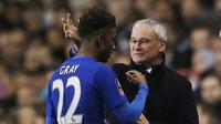 Manajer Leicester City, Claudio Ranieri (kanan) sedang beraksi saat mendampingi timnya bersua Tottenham Hotspur, pada lanjutan Premier League 2015-2016, di Stadion White Hart Lane, Kamis (14/1/2016) dini hari WIB. Partai berakhir imbang 3-3. Ranieri berha