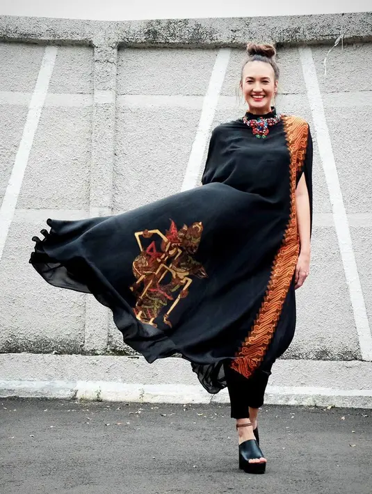 Namun bukan bearti ia tidak bisa tampil cantik seperti wanita pada umumnya. (foto: instagram.com/nadinelist)