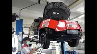 Seorang mekanik sedang melakukan pengecekan mobil di bengkel Toyota Auto2000. (dok Auto2000)