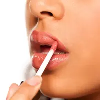 ilustrasi cara menggunakan lip gloss/Vladimir Gjorgiev/shutterstock
