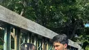 Potret kompak Fuji An dan Thariq dengan memakai seragam SD ini pun banjir pujian dari netizen. Keduanya juga turut memamerkan kemesraan bersama dalam unggahan di Instagram. (Liputan6.com/IG/@fuji_an)