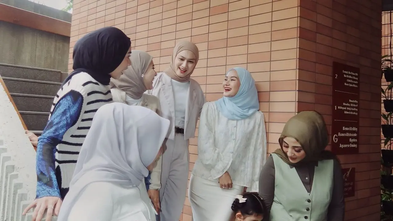Gaya Busana Arisan Geng Mamayu yang Anti Membosankan dengan Outfit Netral, dari Aurel Hermansyah hingga Dinda Hauw