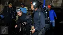 Pasukan Katak TNI AL yang mengenakan atribut selam menyusuri gorong-gorong di depan Istana Merdeka, Jakarta, Kamis (3/3). Pasukan katak ini dilibatkan menyusul temuan kulit kabel yang sebelumnya ditemukan di gorong-gorong. (Liputan6.com/Gempur M Surya)