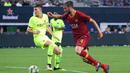 Gelandang AS Roma, Bryan Christante, berusaha membobol gawang Barcelona pada laga International Championship Cup di Stadion AT&T, Texas, Selasa (31/7/2018). AS Roma menang 4-2 atas Barcelona. (AFP/Richard Rodriguez)
