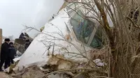 Petugas setempat memeriksa sekitar pesawat kargo Turki yang jatuh di daerah perumahan di Bishkek, Kyrgyzstan (16/1). Menurut otoritas bandara, pesawat Turkish Airlines tersebut seharusnya singgah di Bandara Manas. (AP Photo/Vladimir Voronin)