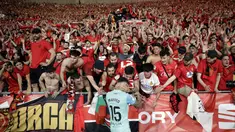Suporter Real Mallorca berusaha menenangkan Pablo Maffeo yang menangis setelah ditaklukkan Athletic Bilbao pada laga final Copa del Rey di Stadion Olimpico de Sevilla, Minggu (7/4/2024).  Real Mallorca ditaklukkan Athletic Bilbao lewat babak adu penalti. (AFP/Jaime Reina)