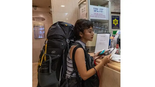 Solo Backpacker, Ini 6 Potret Gaya Liburan Adinda Thomas di Jepang