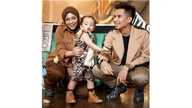 Rachel dan sang suami juga kompak mengenakan busana bertema zoo keeper.