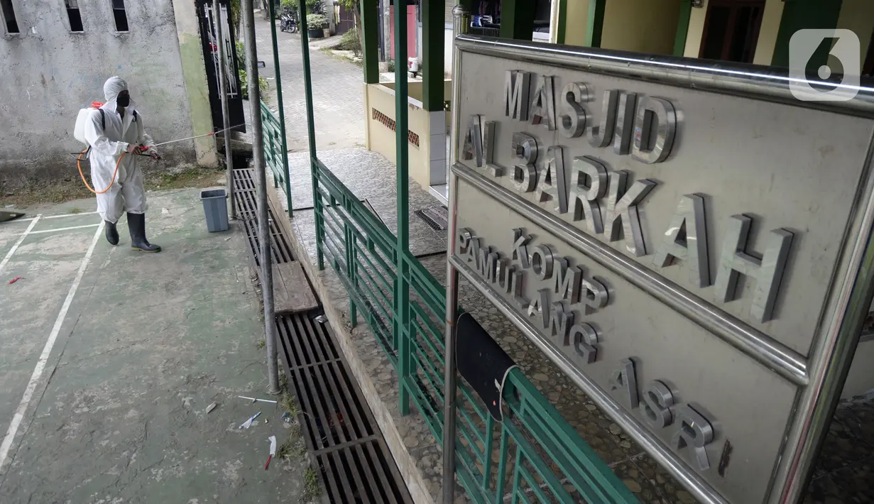 Anggota Brimob Batalion A Ciputat melakukan penyemprotan disinfektan di kawasan Bambu Apus, Tangerang Selatan, Banten, Selasa (4/8/2020). Penyemprotan terhadap rumah, sekolah, serta masjid tersebut dilakukan untuk mencegah penyebaran COVID-19 yang terus meningkat. (merdeka.com/Dwi Narwoko)