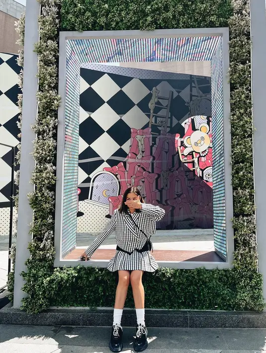 Masih malu-malu menunjukkan hasil operasinya, penampilan Jessica Iskandar yang modis tuai pujian [@inijedar]