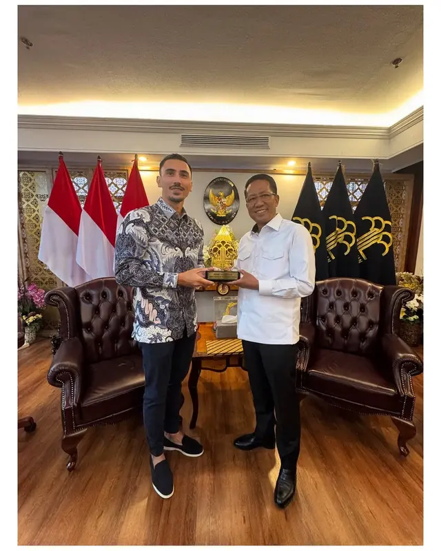 6 Potret bahagia Vincent Verhaag resmi jadi WNI, tanggalkan kewarganegaraan Belanda demi keluarga