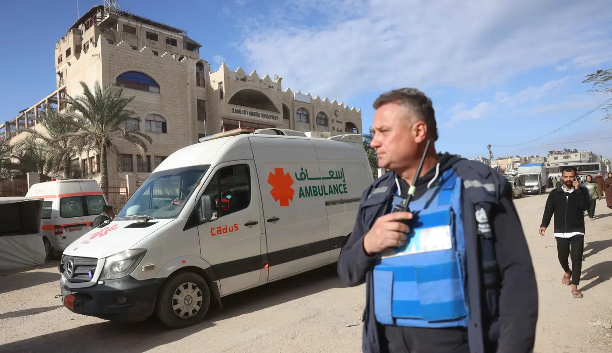 Sementara, ribuan warga Palestina lainnya di luar wilayah tersebut berharap dapat masuk dan kembali ke rumah. Tampak dalam foto, para pejabat Organisasi Kesehatan Dunia (WHO) membantu evakuasi pasien Palestina dan korban luka perang untuk meninggalkan Jalur Gaza guna mendapatkan perawatan di luar negeri melalui perlintasan Rafah, di Khan Yunis, di Jalur Gaza selatan pada Selasa 3 Februari 2026. (Bashar Taleb/AFP)