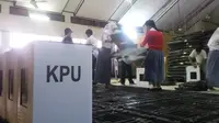 KPU Bogor mulai sibuk melakukan perakitan kotak suara Pemilu 2019 di gudang KPU. (Liputan6.com/Achamd Sudarno)