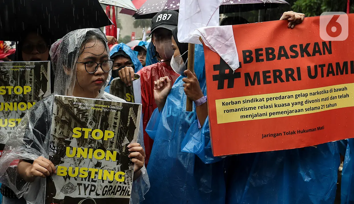 <p>Massa yang tergabung dari berbagai elemen masyarakat melakukan aksi damai dengan membentangkan poster di kawasan Monumen Nasional, Jakarta, Indonesia, Rabu (8/3/2023). Dalam aksi memperingati Hari Wanita Internasional, mereka menyerukan untuk melawan segala bentuk penindasan hak, perlindungan, menolak perkawinan anak serta menjamin kesehatan perempuan. (Liputan6.com/Johan Tallo)</p>