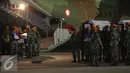 Prajurit menurunkan peti jenazah korban jatuhnya pesawat Hercules C-130, di Lanud Halim Perdanakusuma, Jakarta, Rabu (1/7/2015). Presiden Jokowi memimpin langsung upacara penerimaan jenazah. (Liputan6.com/Faizal Fanani)