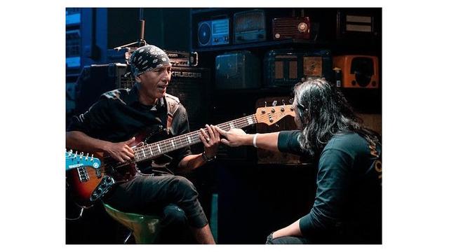 7 Potret Terbaru Ello yang Resmi Jadi Vokalis Dewa 19, Bak Mimpi