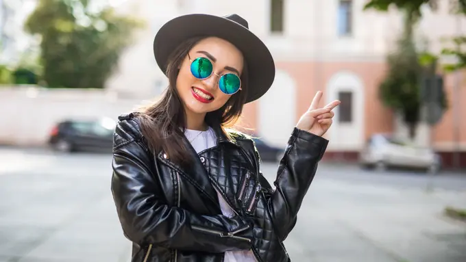 tersenyum bahagia mandiri dewasa baju hitam pakai kacamata