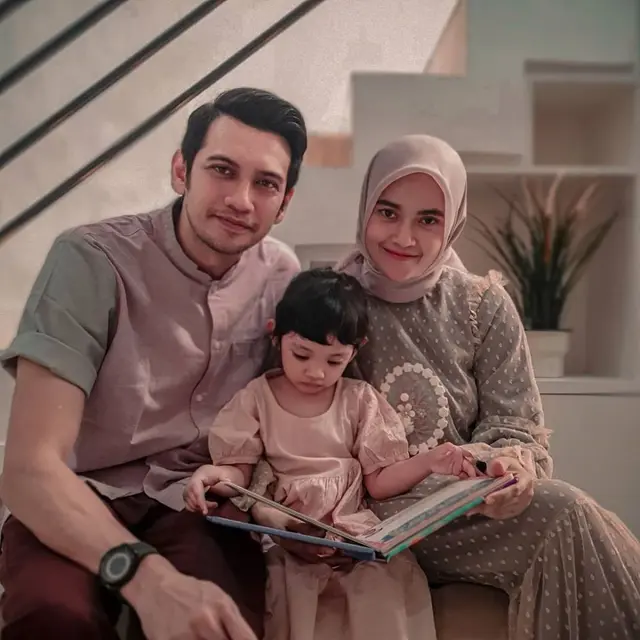 Berikutnya, ada aktor Teuku Mirza yang juga sering berperan sebagai suami antagonis, padahal di kehidupan nyatanya, ia merupakan sosok kepala rumah tangga yang penyayang dan bertanggungjawab.