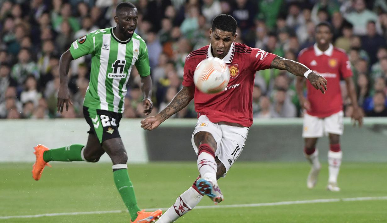Marcus Rashford yang kini tengah menjalani musim ke-9 bersama Manchester United tercatat menjadi top skor Liga Europa pada musim 2022/2023 dengan koleksi 6 gol, sejajar dengan pemain Union Saint-Gilloise, Victor Boniface. Langkah MU sendiri harus tersingkir di babak perempatfinal setelah lagi-lagi takluk dari Sevilla dengan agregat 2-5. Pada leg pertama MU bermain imbang 2-2, sementara pada leg kedua takluk 0-3. Sevilla pun kembali menjadi juara setelah mengalahkan AS Roma melalui adu penalti 4-1 (1-1) di partai final. (AFP/Cristina Quicler)
