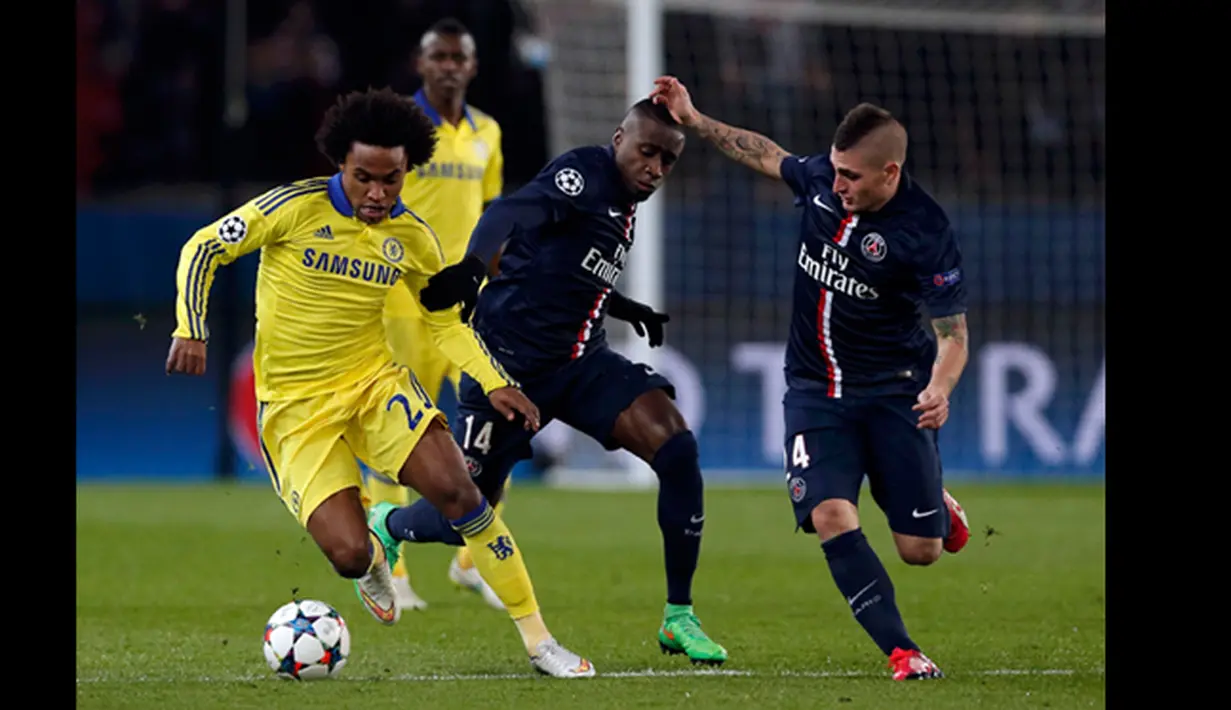 Pemain tengah Chelsea, Willian  (kiri) berusaha melewati dua pemain PSG saat putaran 16 besar Liga Champions di Stadion Parc des Princes , Paris (17/2/2015). PSG bermain imbang dengan Chelsea (1-1). (REUTERS/Christian Hartmann)