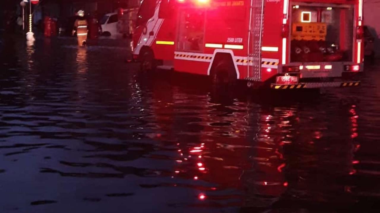 Kebakaran melanda sebuah pemukiman di Jalan Taman Palem Lestari No. 21, RT. 07 / RW. 08, Cengkareng Barat, Jakarta Barat pada Sabtu (8/2/2025).