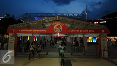 Singapura siap menggelar pesta olahraga dua tahunan se Asia Tenggara, Sea Games yang ke-28. Tampak, beberapa orang melintas di sekitar National Stadium Singapura, Minggu (31/5/2015). (Liputan6.com/Helmi Fithriansyah)