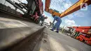Pekerja Kereta Cepat Jakarta-Bandung (KCJB) menyelesaikan pemasangan girder box Casting Yard #1 di kawasan Jatibening Baru, Bekasi, Jawa Barat, Senin (27/6/2022). Pemasangan girder box yang dilakukan di CY#1 baik arah Jakarta ataupun Bandung sudah rampung sepenuhnya. (Liputan6.com/Faizal Fanani)