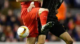 Bek Liverpool, Martin Skrtel (kiri) berusaha mengahalau bola penyerang  Rubin Kazan, Igor Portnyagin pada  laga lanjutan Grup B Liga Europa di Anfield, Jumat (23/10/2015). Liverpool bermain imbang dengan Rubin Kazan dengan skor 1-1. (Reuters/Carl Recine)