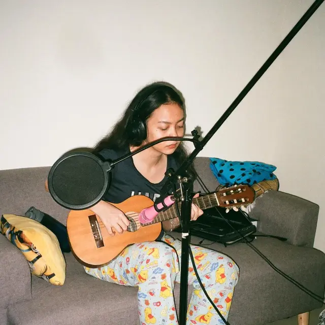 Rilis Lagu Baru, Ini 6 Potret Tarapti Rinrin Rekan Iqbaal Ramadhan di Svmmerdose