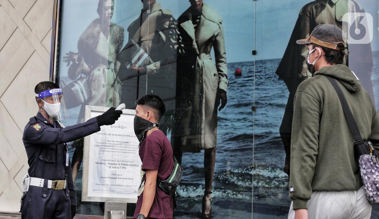 Petugas mengecek suhu pengunjung dan pekerja sebelum memasuki Senayan City, Jakarta, Selasa (9/6/2020). Senayan City siap menyambut pengunjung kembali pada 15 Juni 2020 dengan menyiapkan alat sterilisasi hingga pembatasan untuk jarak antar pengunjung dan tenant. (Liputan6.com/Johan Tallo)