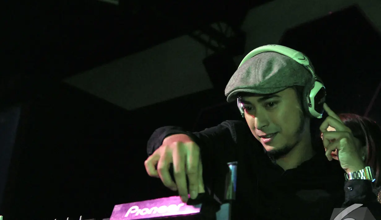 DJ Winky memberikan sentuhan ajaib agar musik semakin meriah di Clear Black Party, Jakarta. Foto diambil pada Jumat (14/11/2014) (Liputan6.com/Panji Diksana)