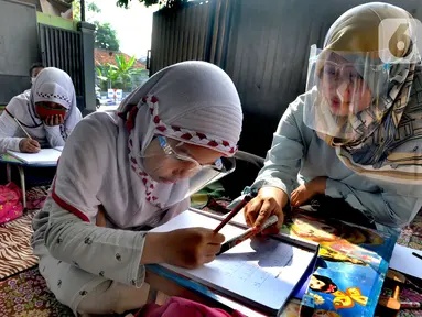 Murid kelas IV SD Muhammadiyah 37 belajar di teras rumah seorang guru di kawasan Pondok Cabe Udik, Tangerang Selatan, Banten, Senin (10/8/2020). Kegiatan belajar mengajar (KBM) tatap muka ini dilakukan karena murid kesulitan menguasai materi pelajaran saat belajar online. (merdeka.com/Arie Basuki)