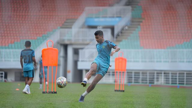 Krisna Jhon, Persikabo 1973, Timnas Indonesia U-17