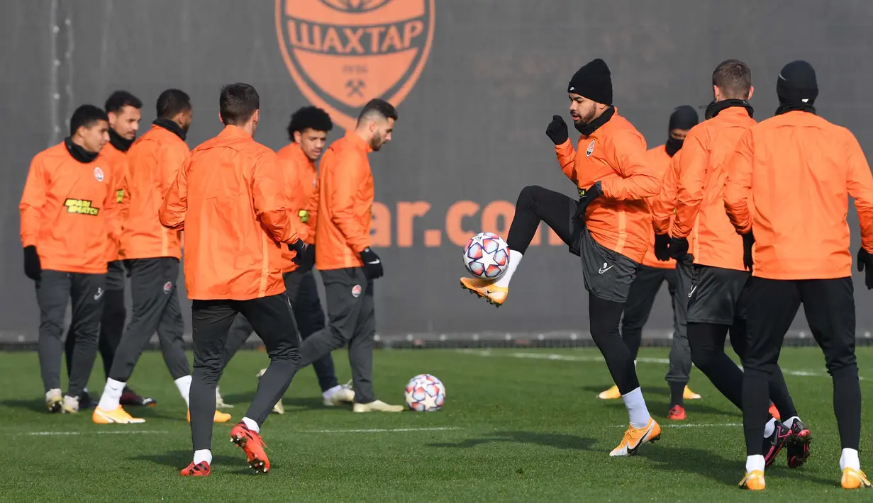 Pemain Shakhtar Donetsk, Dentinho, mengontrol bola saat melakukan latihan jelang laga Liga Champions di Kiev, Senin (30/11/2020). Shakhtar Donetsk akan berhadapan dengan raksasa Spanyol, Real Madrid. (AFP/Sergei Supinsky)