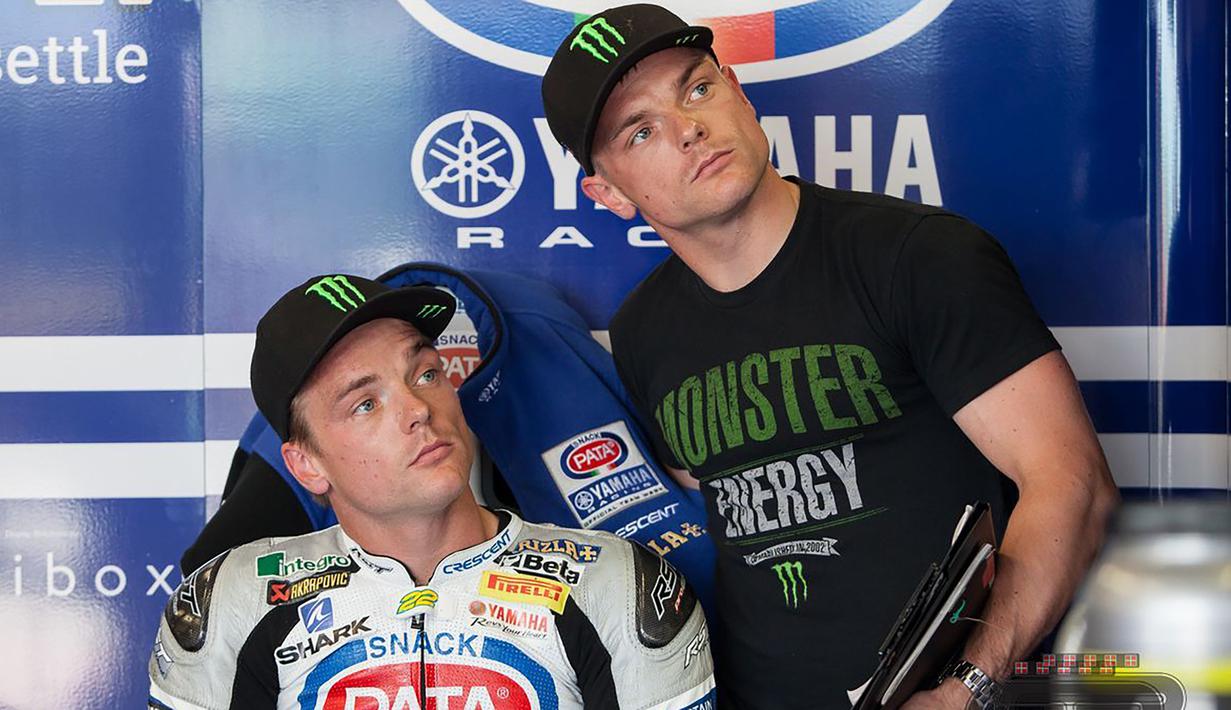 Sam dan Alex Lowes. Prestasi Sam Lowes lebih cemerlang dibanding kembarannya, Alex Lowes. Sam Lowes masih berlomba di ajang Moto2 musim ini, sementara Alex Lowes yang pernah mencicipi kelas 125cc dan MotoGP prestasinya lebih bersinar di ajang superbike. (gpone.com)