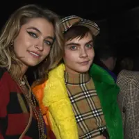 Paris Jackson sepertinya makin bikin publik penasaran soal hubungannya dengan Cara Delevingne. (W Magazine)