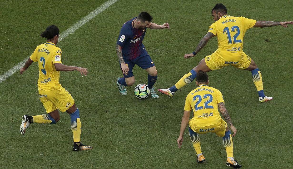 Bintang Barcelona, Lionel Messi, berusaha melewati kepungan pemain Las Palmas pada laga La Liga Spanyol di Stadion Camp Nou, Katalonia, Minggu (1/10/2017). Barcelona menang 3-0 atas Las Palmas. (AP/Manu Fernandez)