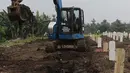 Alat berat menyiapkan makam jenazah dengan protokol Covid-19 di TPU Srengseng Sawah Dua, Jakarta, Kamis (18/3/2021). Dinkes DKI Jakarta mencatat penambahan kasus kematian akibat Covid-19 pada Maret 2021 berada diatas 40 atau meningkat dari 1,6 menjadi 1,7 persen. (Liputan6.com/Helmi Fithriansyah)