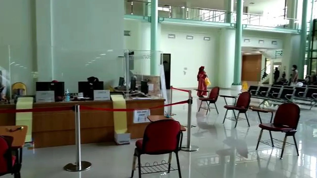 Atap RSUD KiSA bocor saat hujan deras. (Liputan6.com/Dicky Agung Prihanto)