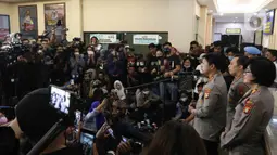 Kadiv Humas Polda Metro Jaya Kombes Pol E Zulpan menyampaikan keterangan saat jumpa pers terkait kasus kekerasan dalam rumah tangga (KDRT) yang dilakukan oleh artis Rizky Billar di Polres Metro Jakarta Selatan, Rabu (12/10/2022). Polres Metro Jakarta Selatan resmi menaikkan status Rizky Billar dari saksi menjadi tersangka dalam kasus KDRT yang dilakukan terhadap Lesti Kejora. (Liputan6.com/Herman Zakharia)