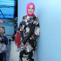 "Sampai ultah, rasanya ga happy, padahal semua kumpul, semua sehat. Aku pulang, nangis, resah. Ga tahu kenapa, taubatan nasuha. Merasa ga pernah zalimin orang," tutur Kartika. (Deki Prayoga/Bintang.com)