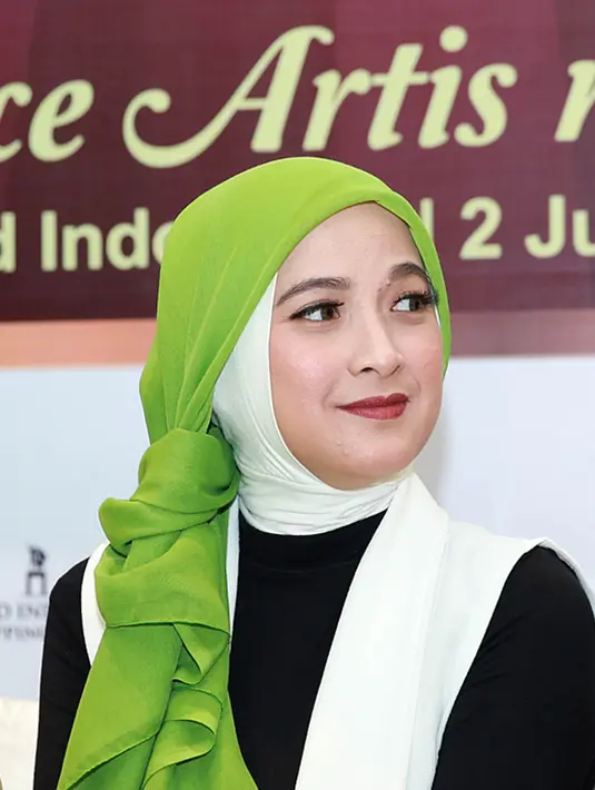 "Ini pertama kalinya, jadi semangat yang ada luar biasa sekali. Biasanya kita cuma doantur saja tiap tahun datang langsung ke masjid," kata Andhara Early. (Deki Prayoga/Bintang.com)